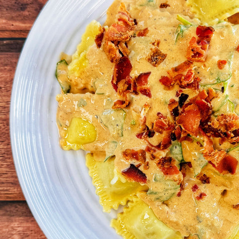 RAVIOLIS AU FROMAGE, SAUCE BUFFALO AU FROMAGE & PANCETTA RÔTIE
