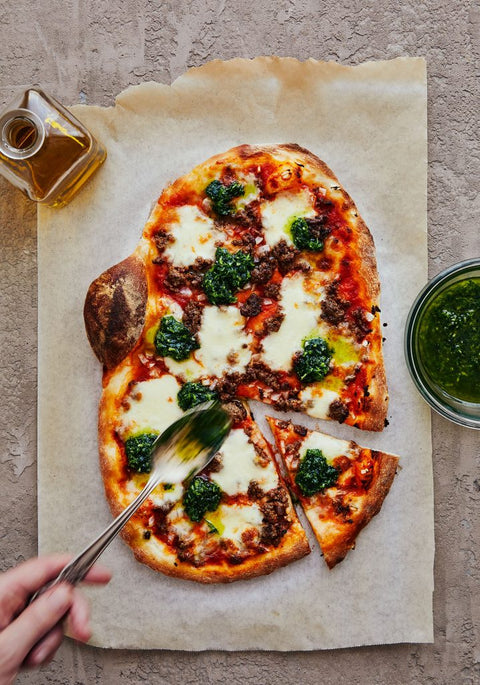 PIZZA NAAN FROMAGE DE CHÈVRE, ÉPINARDS & TOMATES SÉCHÉES