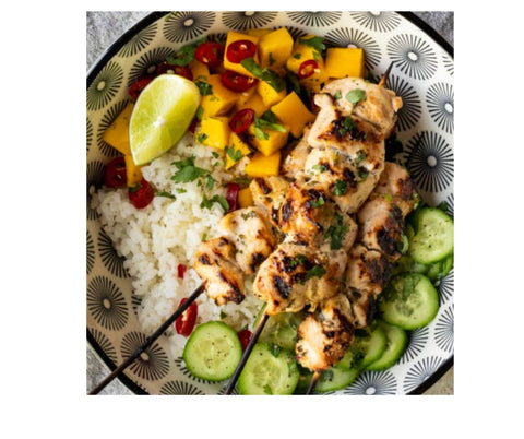 BROCHETTES DE POULET AUX HERBES, SAUCE TROPICALE À LA MANGUE
