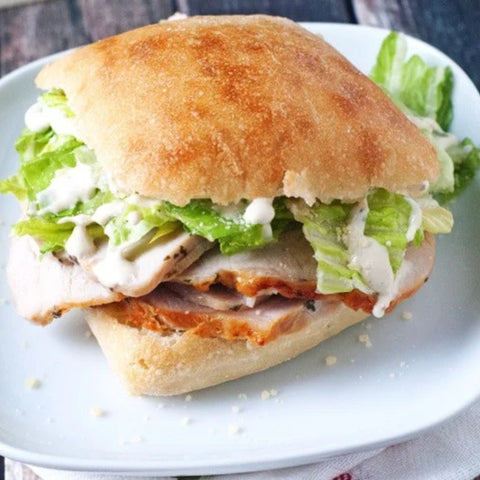 SANDWICH CIABATTA AU RÔTI DE PORC À LA CAESAR & BACON
