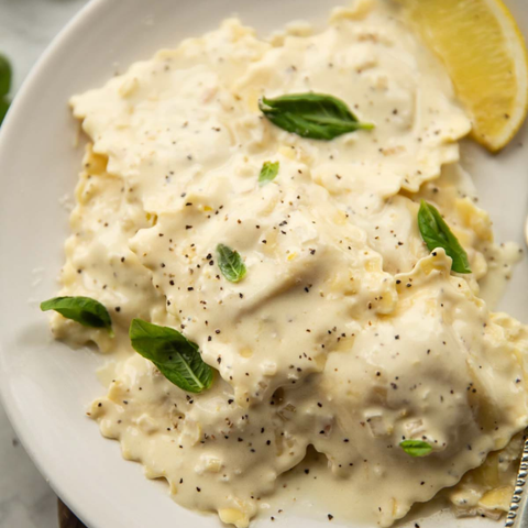 RAVIOLIS ÉPINARDS & PESTO, SAUCE ALFREDO CITRON & BASILIC
