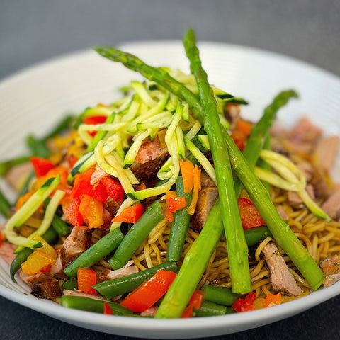 CHOW MEIN AU PORC & LÉGUMES!