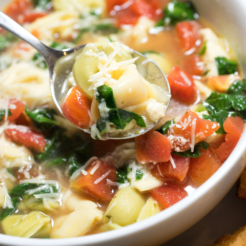 SOUPE DE TORTELLINIS AU FROMAGE, LÉGUMES & TOMATES