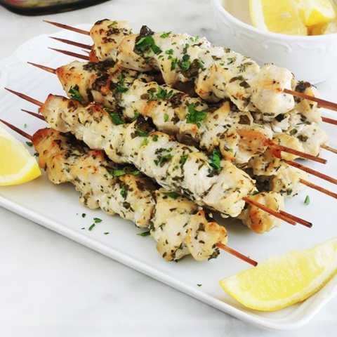 BROCHETTES DE POULET AUX HERBES, SAUCE TROPICALE À LA MANGUE
