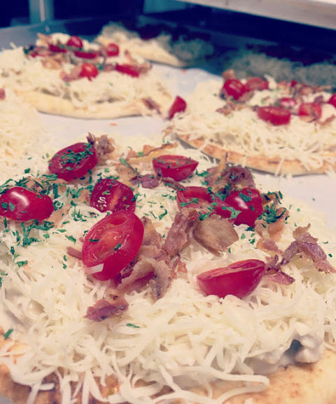 Pizza naan caesar poulet et bacon